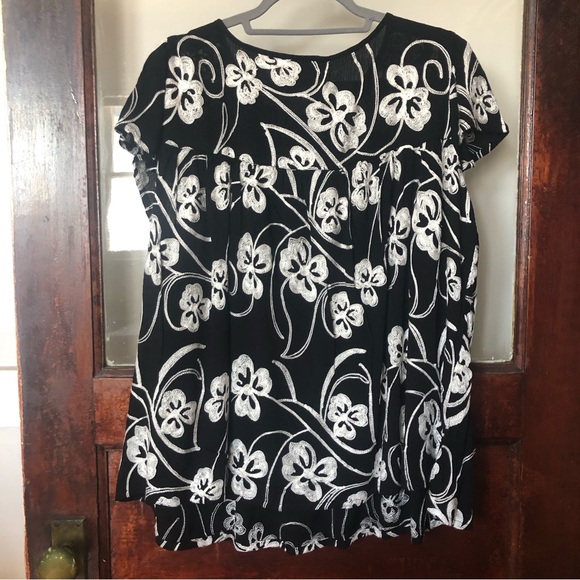 Livi Los Angeles Crochet Embroidered Lace Black and White Floral Boho Hippie Top - Picture 8 of 13